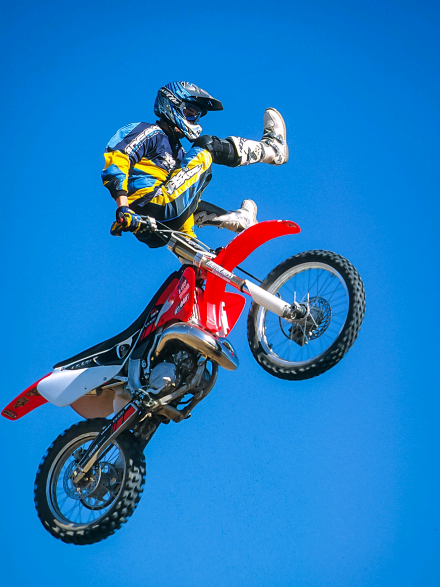 🇫🇷 Samedi après-midi, on lâche les chevaux et on détruit la rampe sans aucune pitié ! ⚡️🏍️ 👇 Tu as roulé au son s...