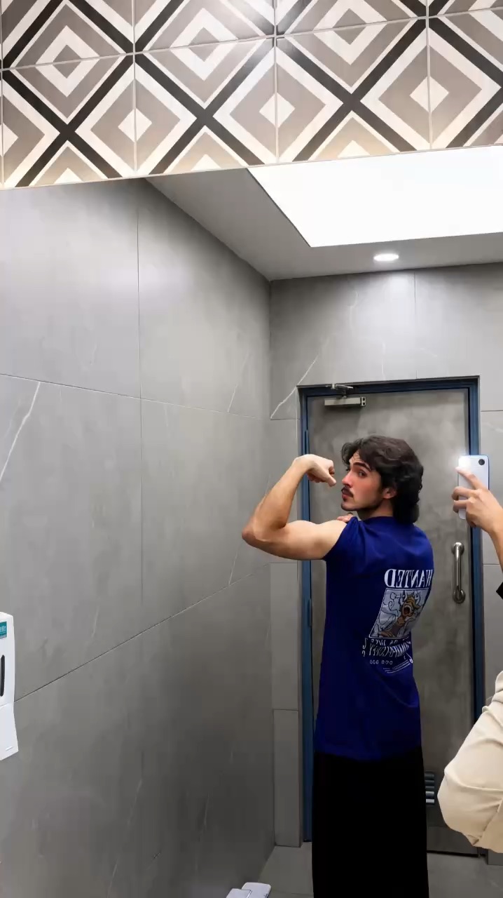 Flexing bisceps