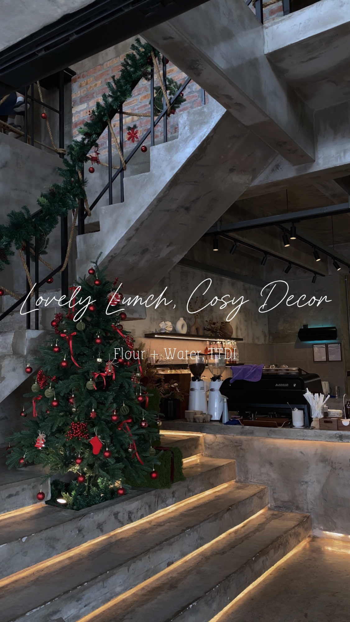 Cosy festive decor, lovely lunch🙂‍↕️ too bad I was too full for pastries ~ Ambiance - 9/10 Service - 7/10 Oatmilk La...