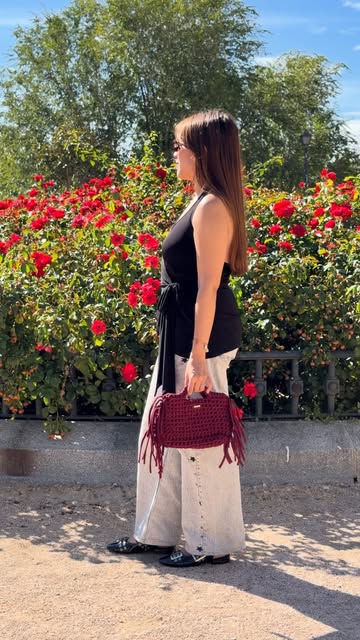 El bolso que necesitabas ya existe. Es de @cyku.studio, está tejido a mano trabajo 100% artesanal y estos flecos en b...