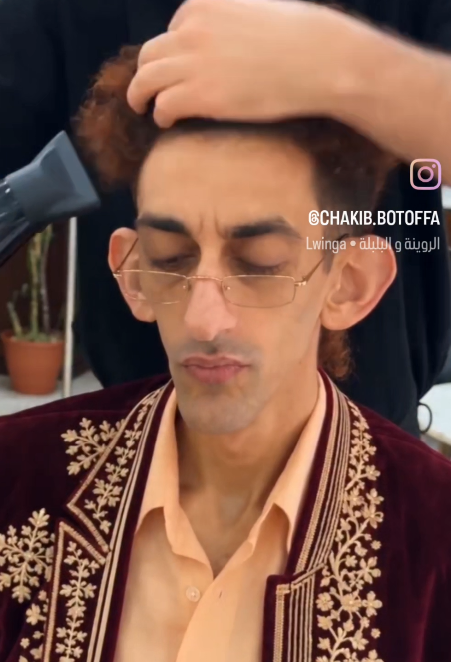 عندي عرس الليلة… والحلاق باقي كيحاول يفهم شنو يدير مع هاد الشعر 😂💈😭