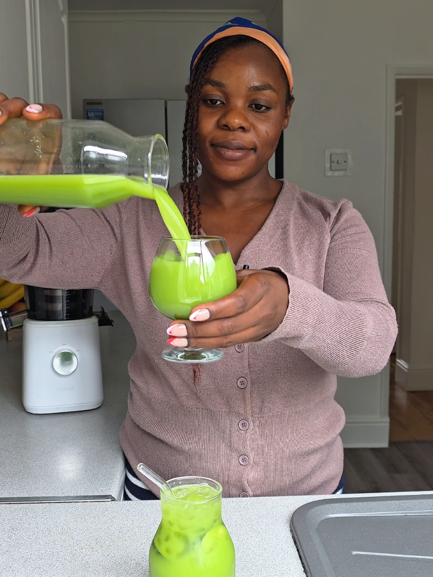 Hello juicy babes 😘 🍏🥒☘️🫚🫶enjoy this delicious cucumber, apple, celery mint ginger juice to support healthy hydr...