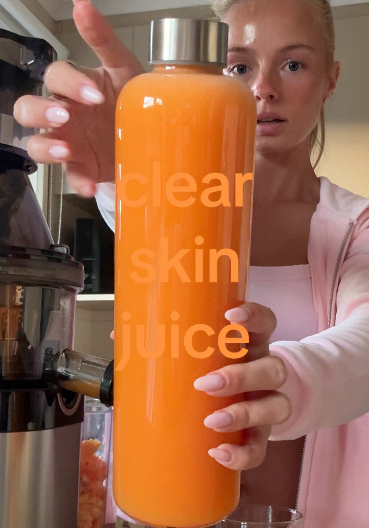 the yummiest juice for clear + glowing skin ✨ today’s recipe was: 4x oranges, 4x carrots , 1x lemon, 1x red apple, sm...