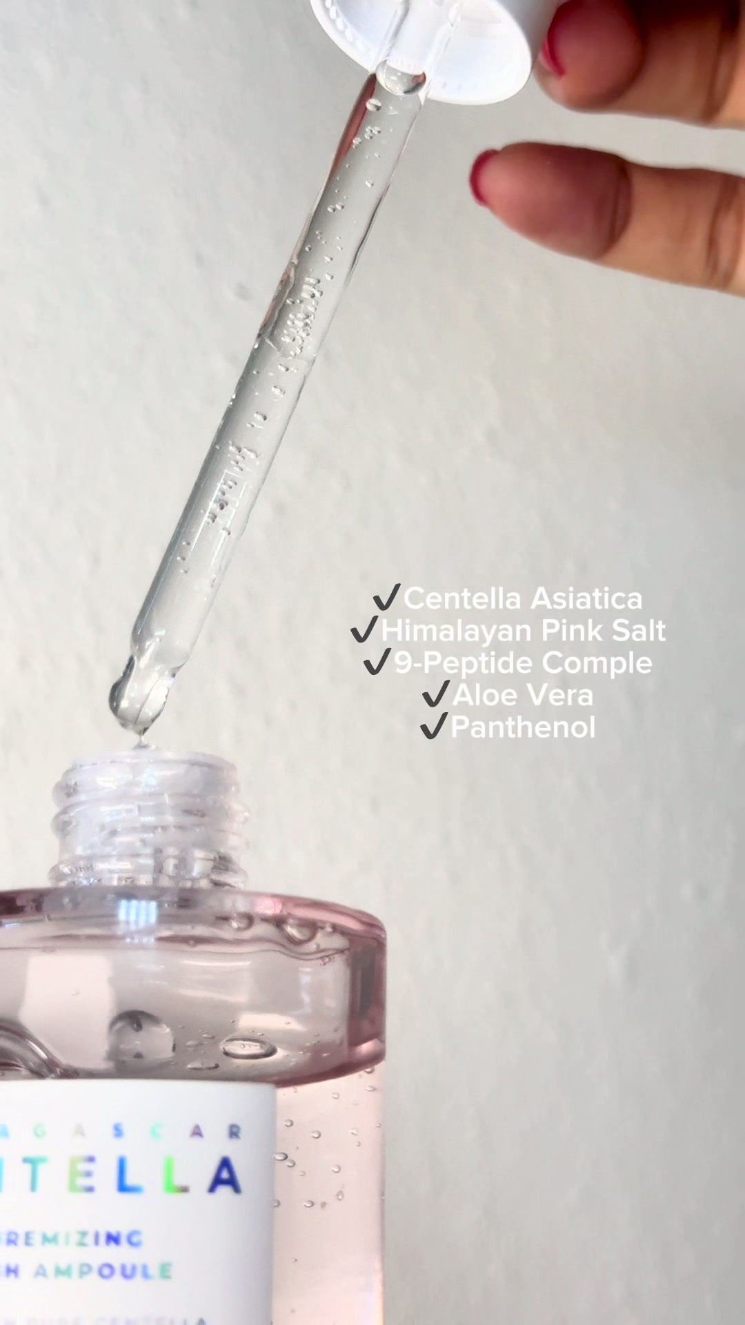 Probando este suero de Centella de @SKIN1004 US Official y miren la textura tan ligera que tiene... ¡literalmente amo...