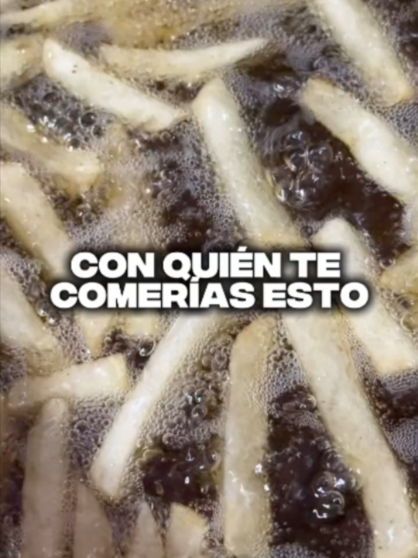 Una salchipapa así no se come solo, se comparte. 🧀🥓 Menciónale aquí abajo a tu compañero de antojos y armen el plan...
