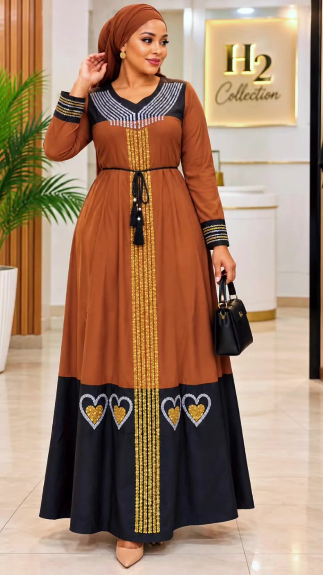 ✨ NGUO MPYA, DESIGN YA KIPEKEE! ✨ 👗 Gauni la kike lenye muonekano wa kisasa, elegant na classy ❤️🖤 💎 Mapambo ya ku...