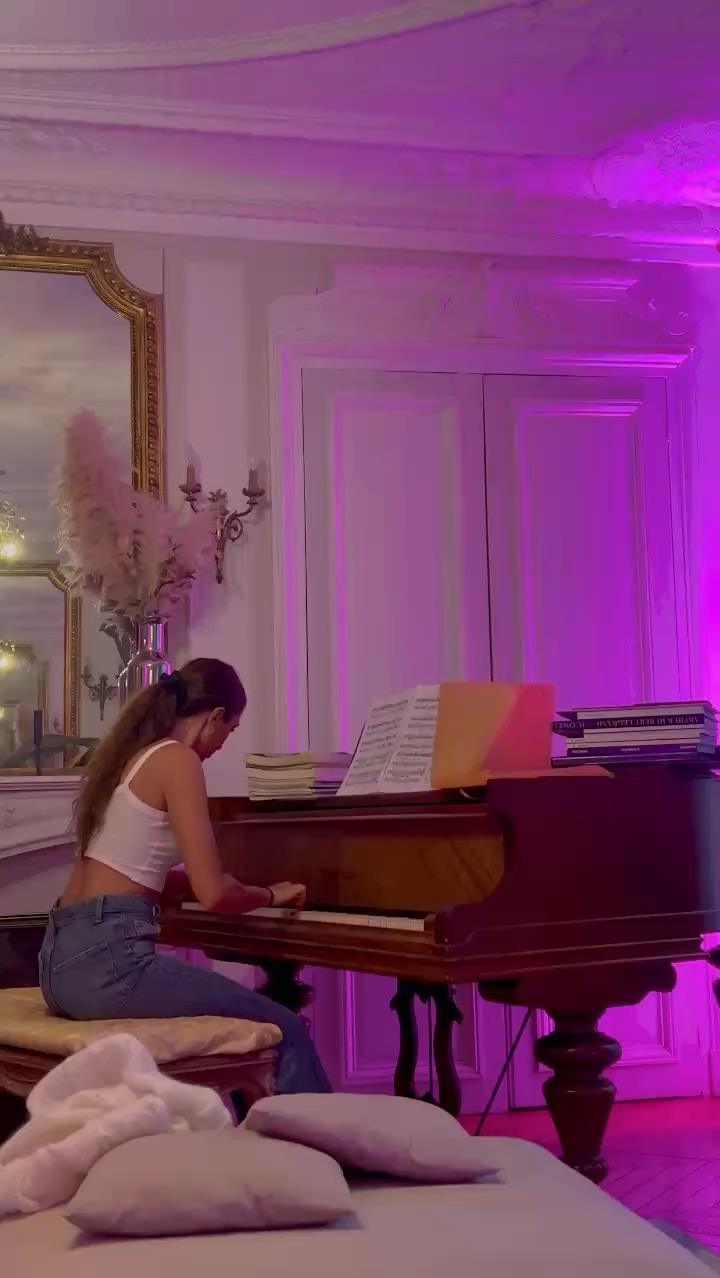 Classical piano, playing in Paris
