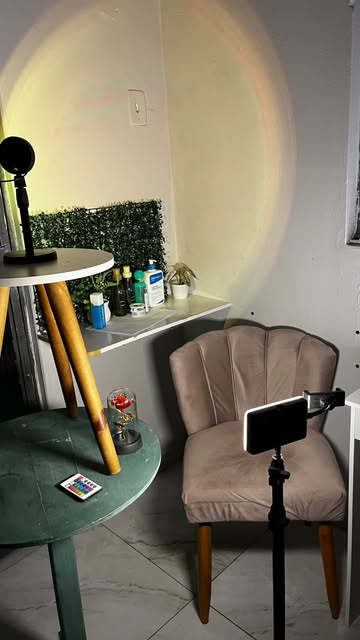Bastidores de um dia de gravação por aqui! 🎬✨ Organizando os produtos, ajustando a iluminação, testando ângulos e gr...