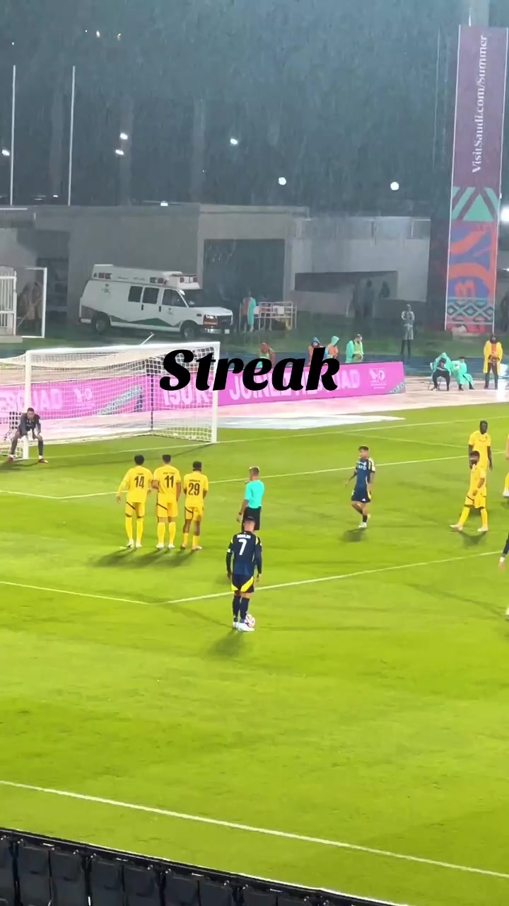 All that for this 😂#creatorsearchinsights#lionelmessi #crstianoronaldo#streak#fyp