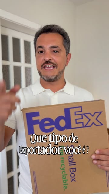 A caixa é improvisada, a NCM é no chute… mas a expectativa é que a entrega seja perfeita. Todo mundo conhece um expor...
