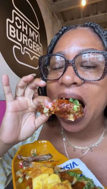 Probando estas deliciosas alitas y oficialmente ya tengo una nueva obsesión 🤤🍗 @ohmyburgerpty Crujientes, llenas de...