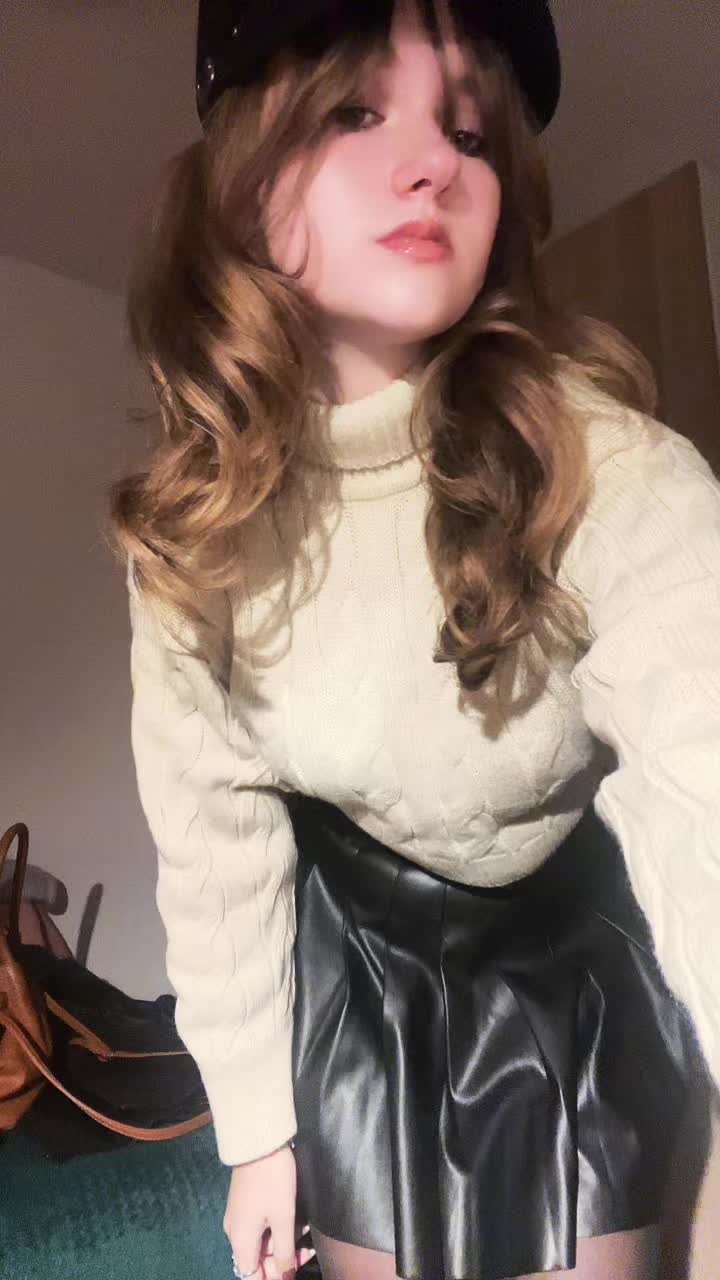 Wakey wakey 🗼🥐🍷👠💄🕶️📱💋 #uni #ootd #outfit #gossipgirl #paris