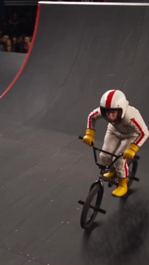 Niño medio doble de riesgo #acrobatics #AI #bisicleta #kickbutowski