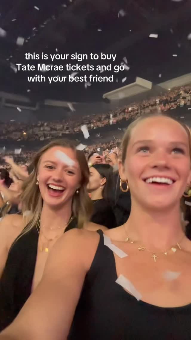 You won’t regret it🥹 #tatemcrae #littlemisspossessivetour #omahanebraska #bestfriend