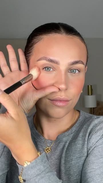 Makeup hacks that actually work! @editioncosmetics_ Contour Crayon shade Latté. @morphebrushes Cheek Trills blush sha...