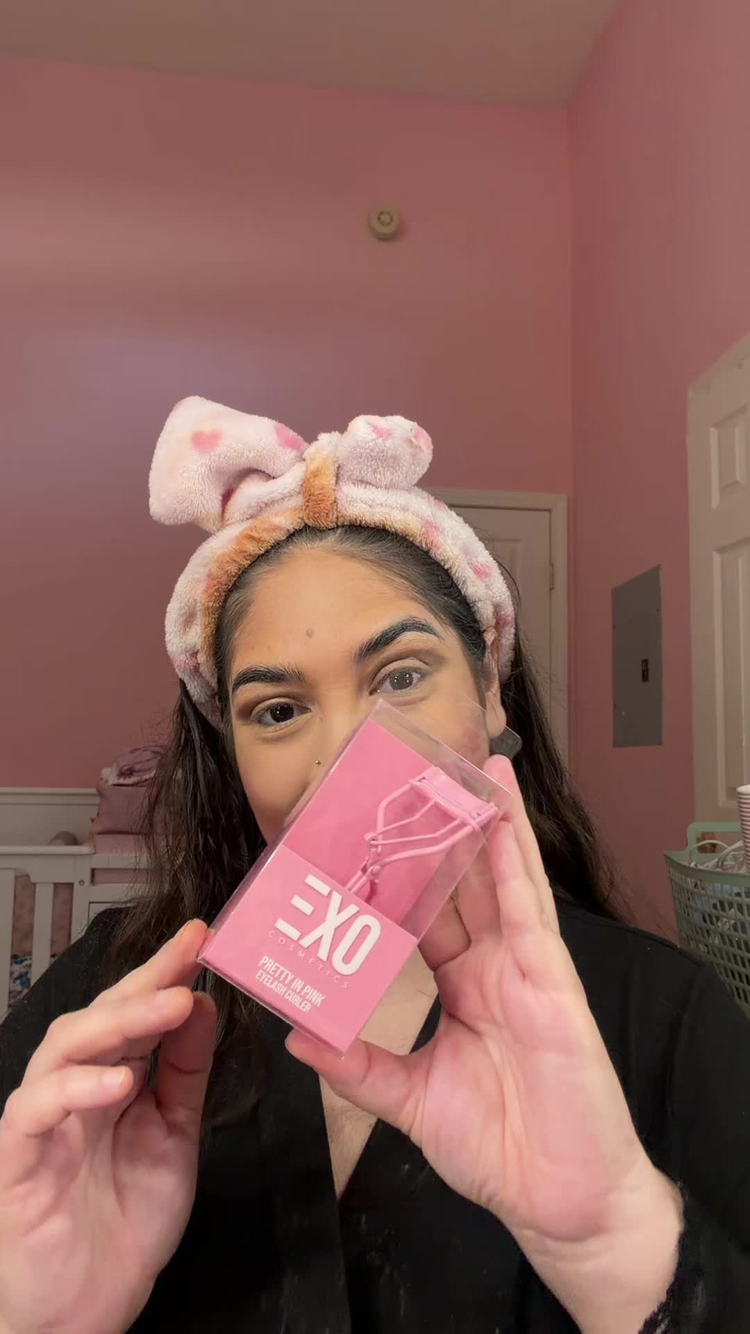 💗 Pretty in pink & lashes on point ✨ Trying out the EXO Cosmetics Pink Eyelash Curler and I’m obsessed with how cute...