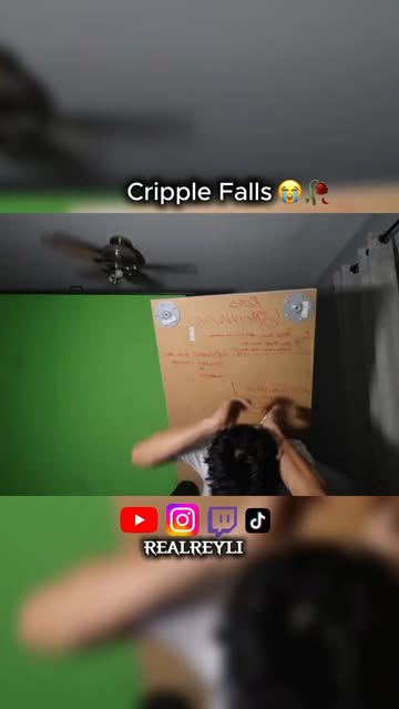 What just happened😭#streamclip #livestream #creator #fyp #reels