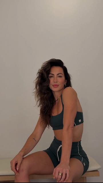 Let’s go shopping @vuoriclothing Yes you need the new Daily piped shorts and bra! ✨ #vuoripartner