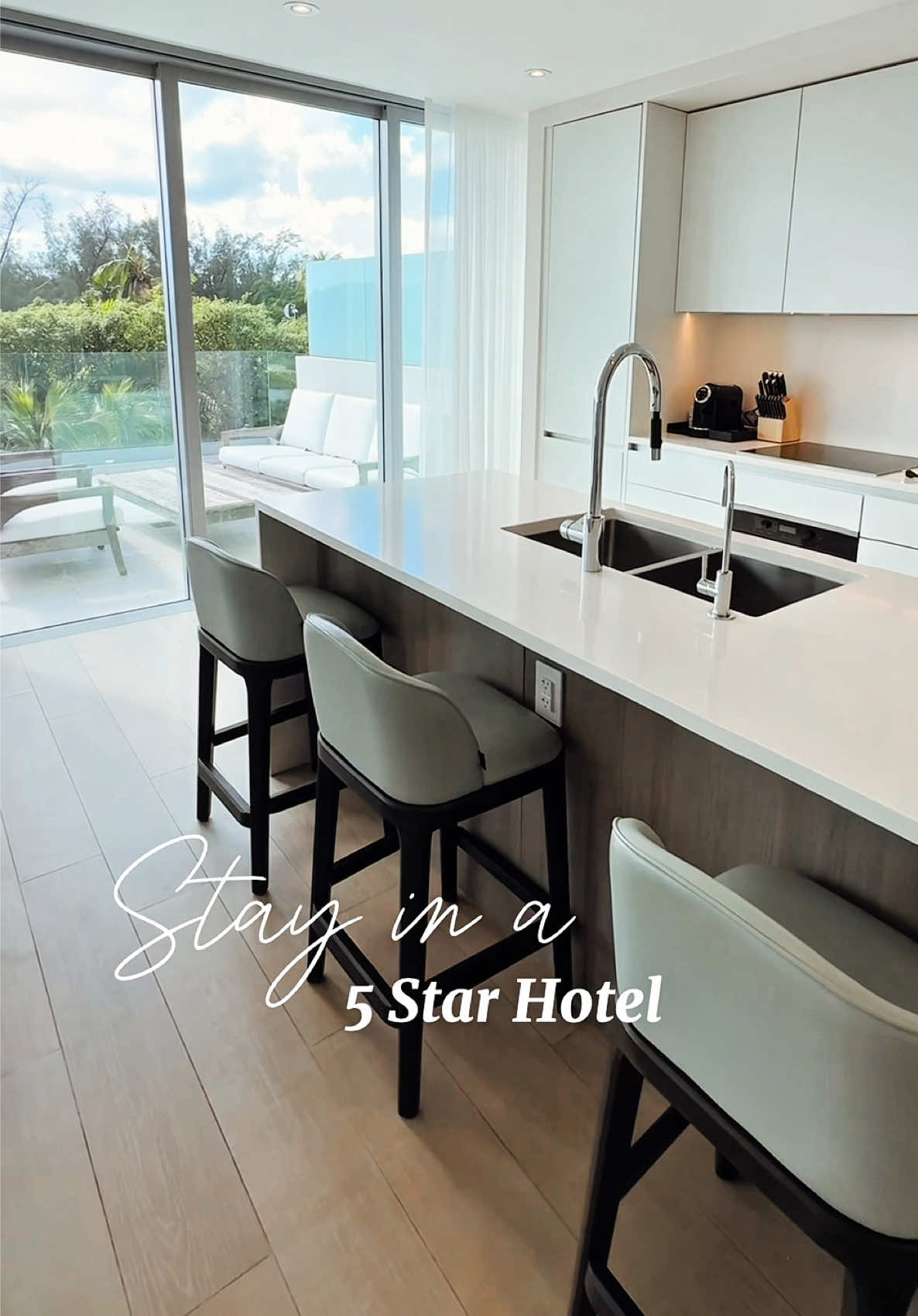 How much do you think this hotel suite would cost for a 7-night stay? 👇🏼👇🏼👇🏼 #bahamas #travelcreator #travelugc...
