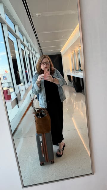 Travel day uniform ✈️✨ Because apparently I want to be comfortable and look like I made an effort. 😂 Shop my current...