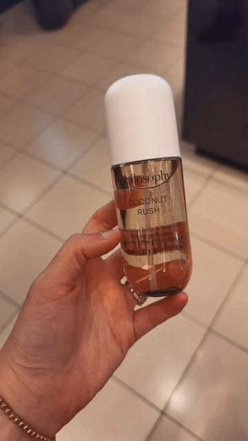 #ad There’s something about finding a fragrance that instantly lifts your mood. ☀️🥥 I stopped by @macys to try the n...