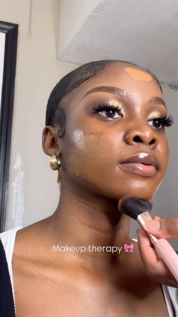 Book your next glam this holiday by @ebs.empyrean 💕 • • Model: @lifewithvenaa #glammakeup #glam #makeuptutorial #mak...