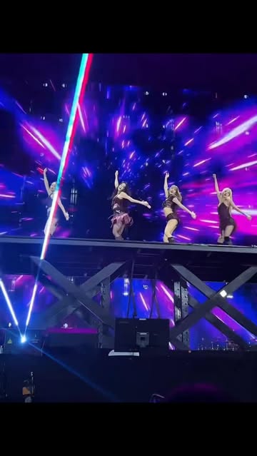 IT FIT SO WELL @blackpinkofficial DEADLINE WORLD TOUR 2025 : @blackpinkofficial @lalalalisa_m @jennierubyjane @sooyaa...