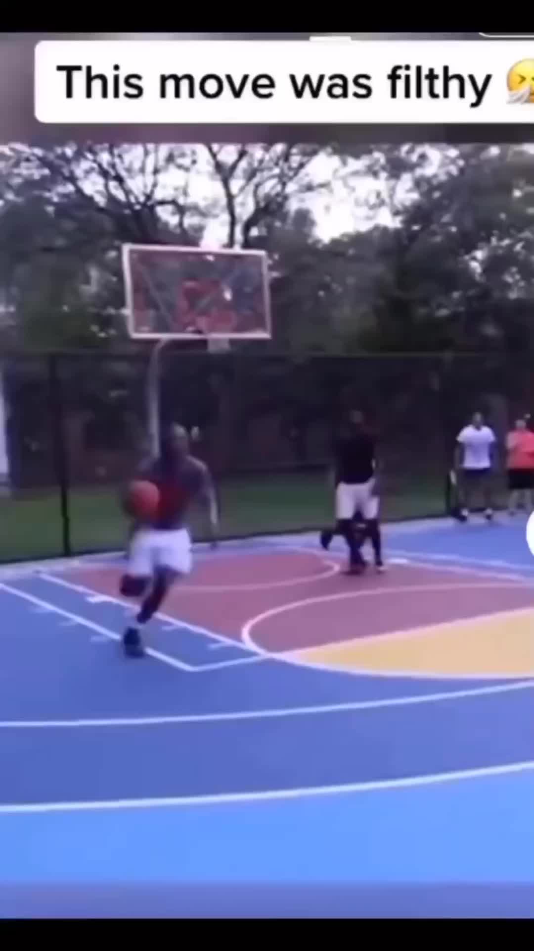 This gotta be one of the CRAZIEST streetball moves ever 😳😳 #bball #ballislife