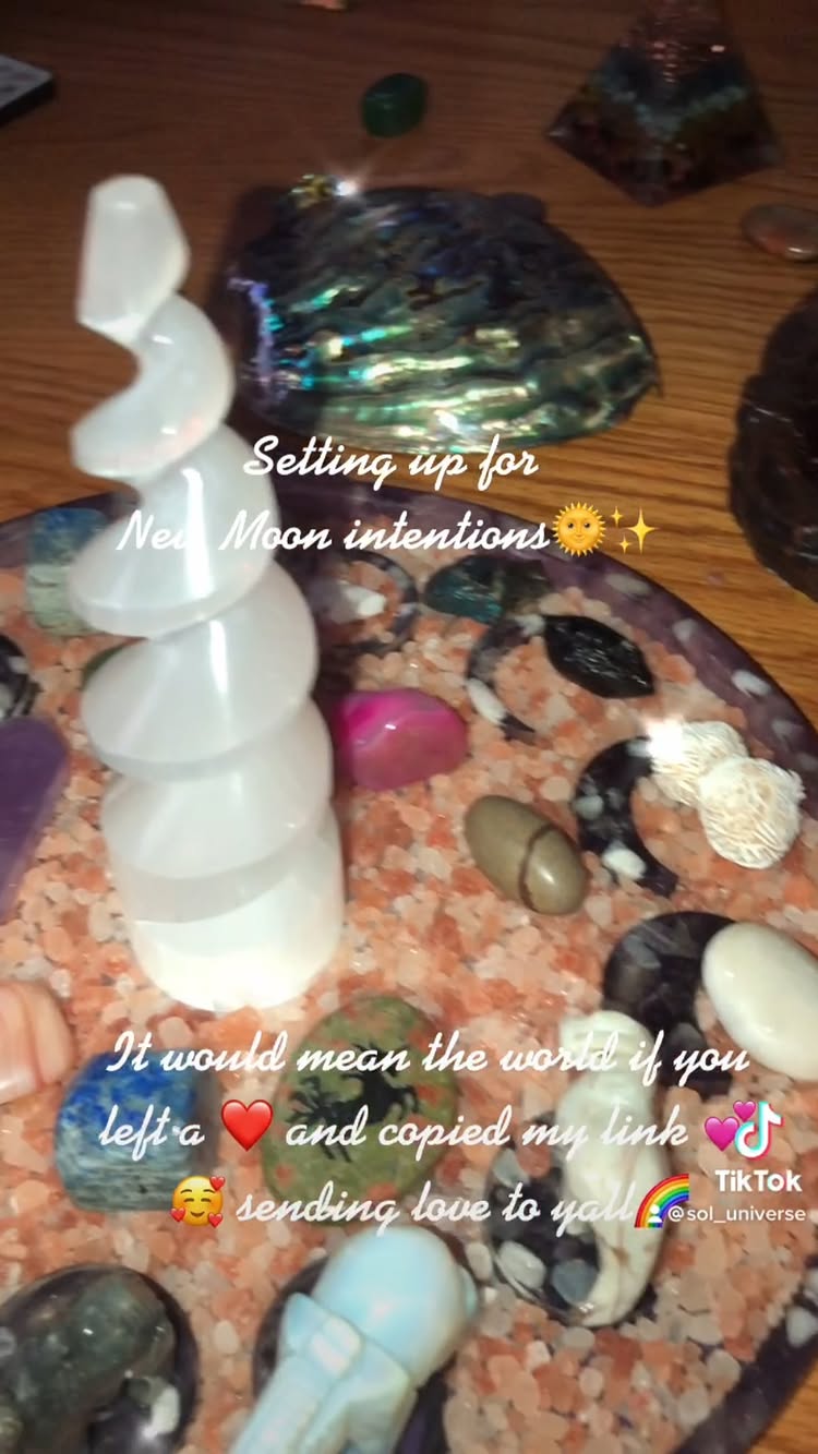 New moons are for new beginnings🏁, setting intentions (or goals)📝, letting go of that which doesn’t serve your high...