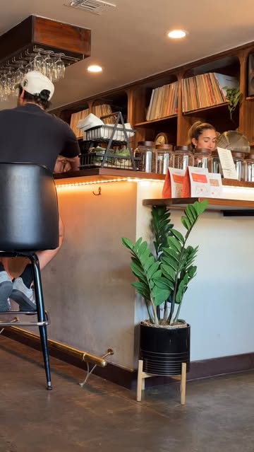 A fun little jazzy coffee spot that I’d be at all the time if I lived closer !! Such a calm and study friendly scene...