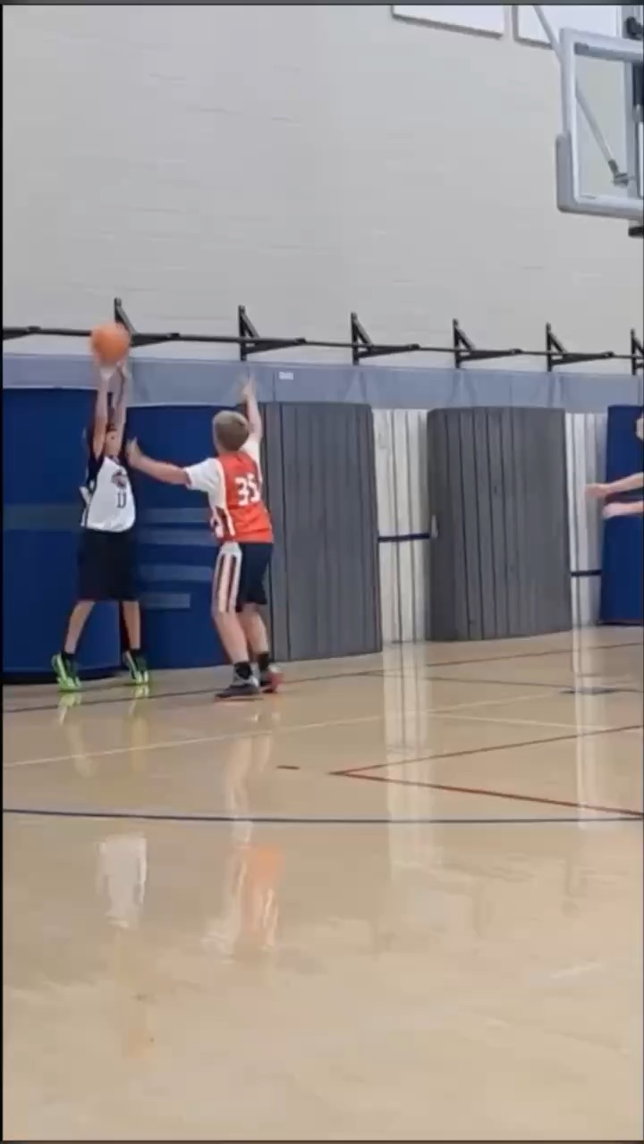 3 pointer in aau