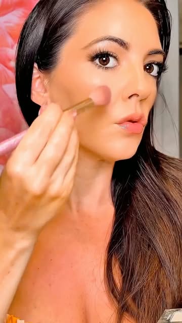 When you have 10 minutes to get ready and somehow still use 17 products 🤷🏻‍♀️💄 Comment GLOW and I’ll send you the...