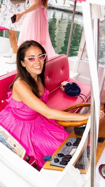 Okay this place was made for me 💕🥂 Non-alcoholic champagne (why is that SO hard to find?!), a boat ride before brun...