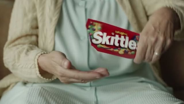@Skittles releases a weird commercial for Mother's Day 😮🤔📺 "...In the ad, a grown son (wearing too small clothes)...