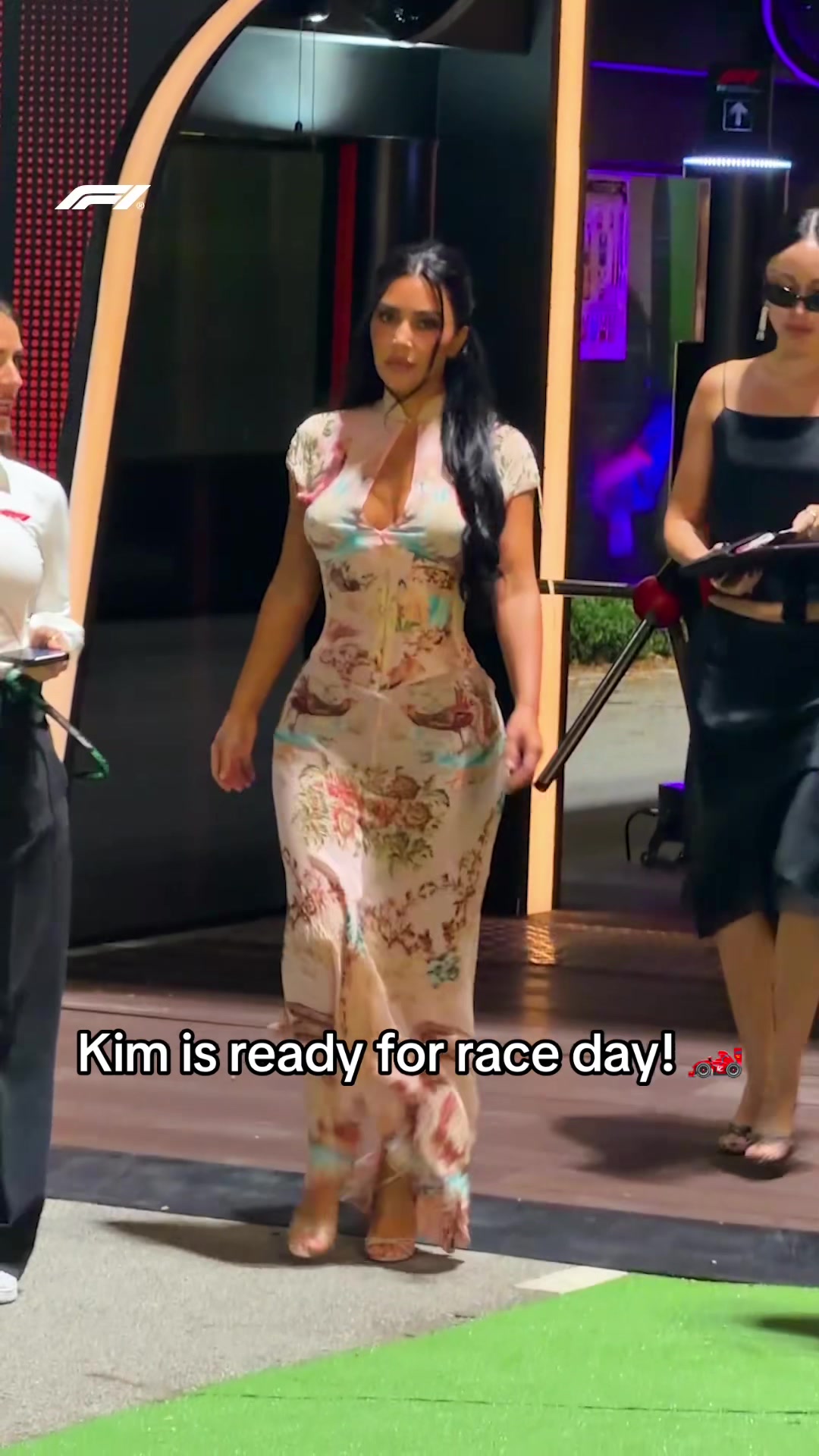 race day slay 🤩 @Kim Kardashian #f1 #singaporegp #kimkardashian #lewishamilton #kimandlewis