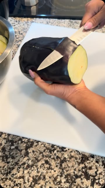 Un pastelón de berenjena… pero el verdadero ingrediente de este video no está en la receta. 🤎🍆 A veces, cocinar par...