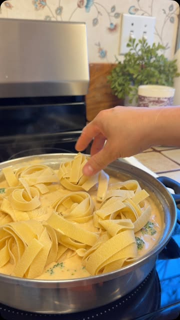 Dinners ready in 15 babe! ♥️ Chicken Alfredo pasta como nos gusta a nosotros 😋 Ese tomato picadito le da un sabor de...