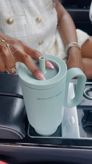 One snap and I’m out the door 💚 From the morning commute to walking through downtown, my Sparter SnapSip keeps hydra...