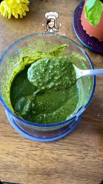 🔸 3 puñados grandes de albahaca fresca, 🔸un puñado de piñones (si no tienes puedes utilizar nueces) 🔸1 diente de a...