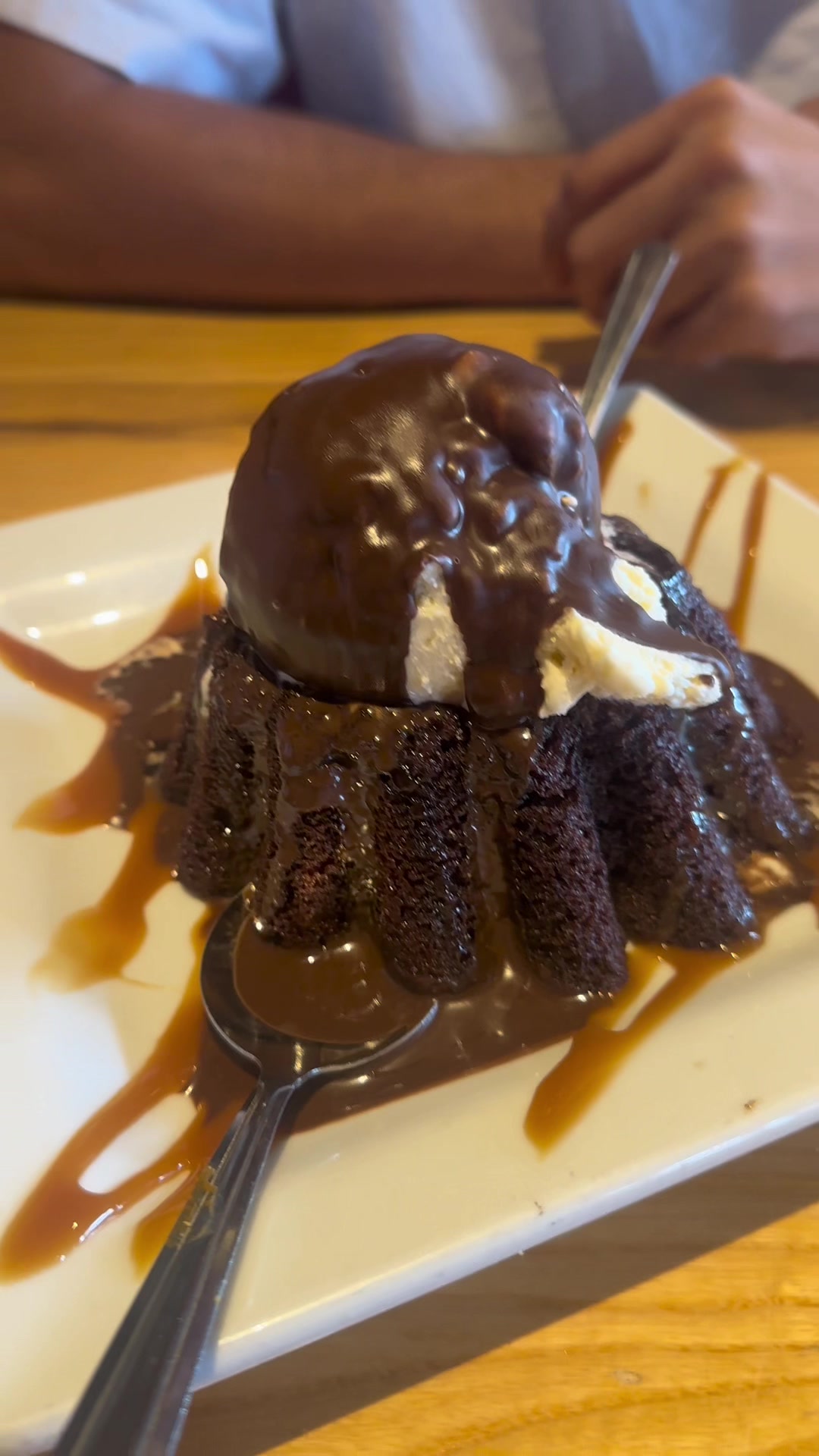 Hoy fuimos A probar el postre viral de @Chili’s Grill & Bar y estaba súper deliii, recomendadosisisimoooo! #cookieski...