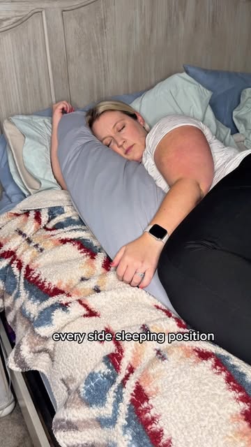 Side sleepers, this one’s for you 😴🤍 I’ve been trying the @thecushionlab Side Sleeping Pillow and it’s designed to...