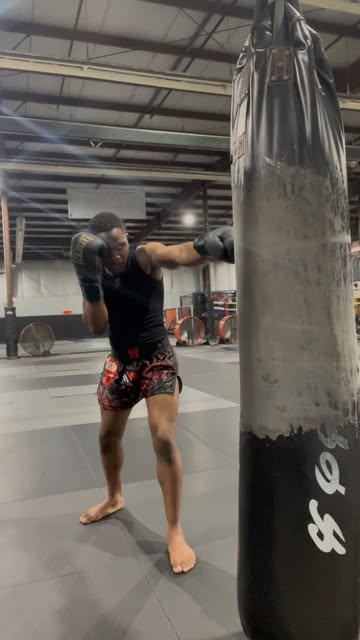 Discipline in motion #muaythailife #bagwork #heavybag #fitnessmotivation