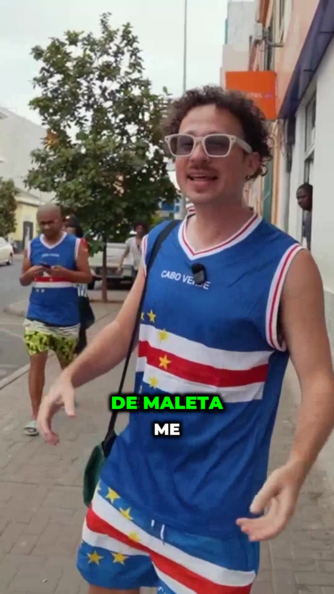 Sin maleta, pero con outfit nuevo y puro orgullo local: la bandera de Cabo Verde también es moda. #CaboVerde #Outfit...