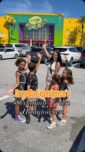 🎃 The perfect indoor adventure for the kids! 💚 We had the BEST time at Crayola Experience’s Screamin’ Green Hauntow...