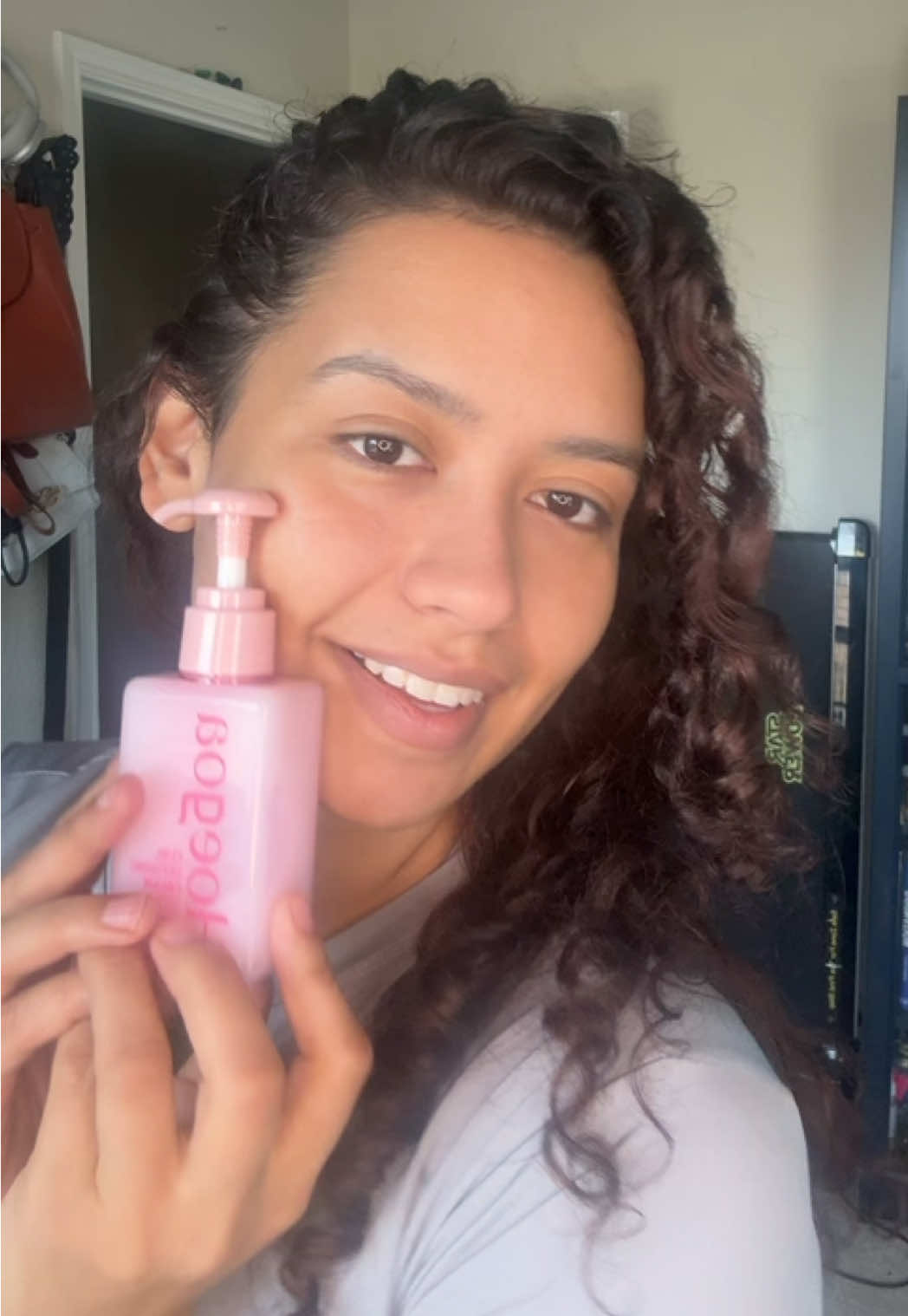 My curls are thriving today thanks to the Hairhalo Curl Defining Cream by HOEGOA 💁🏽‍♀️✨ It controls frizz, hydrates...