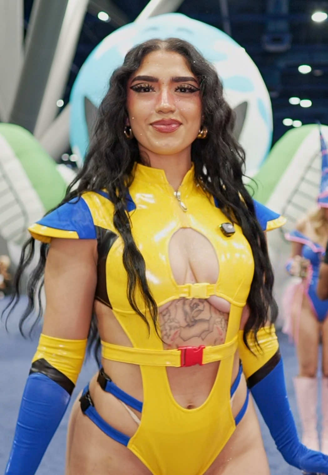 Any Wolverine Fans Here? What Do You Think About Her Cosplay? 🟡🔵⚫️ Cosplayer: @dazed_kitty_ Convention: @dreamcon #...