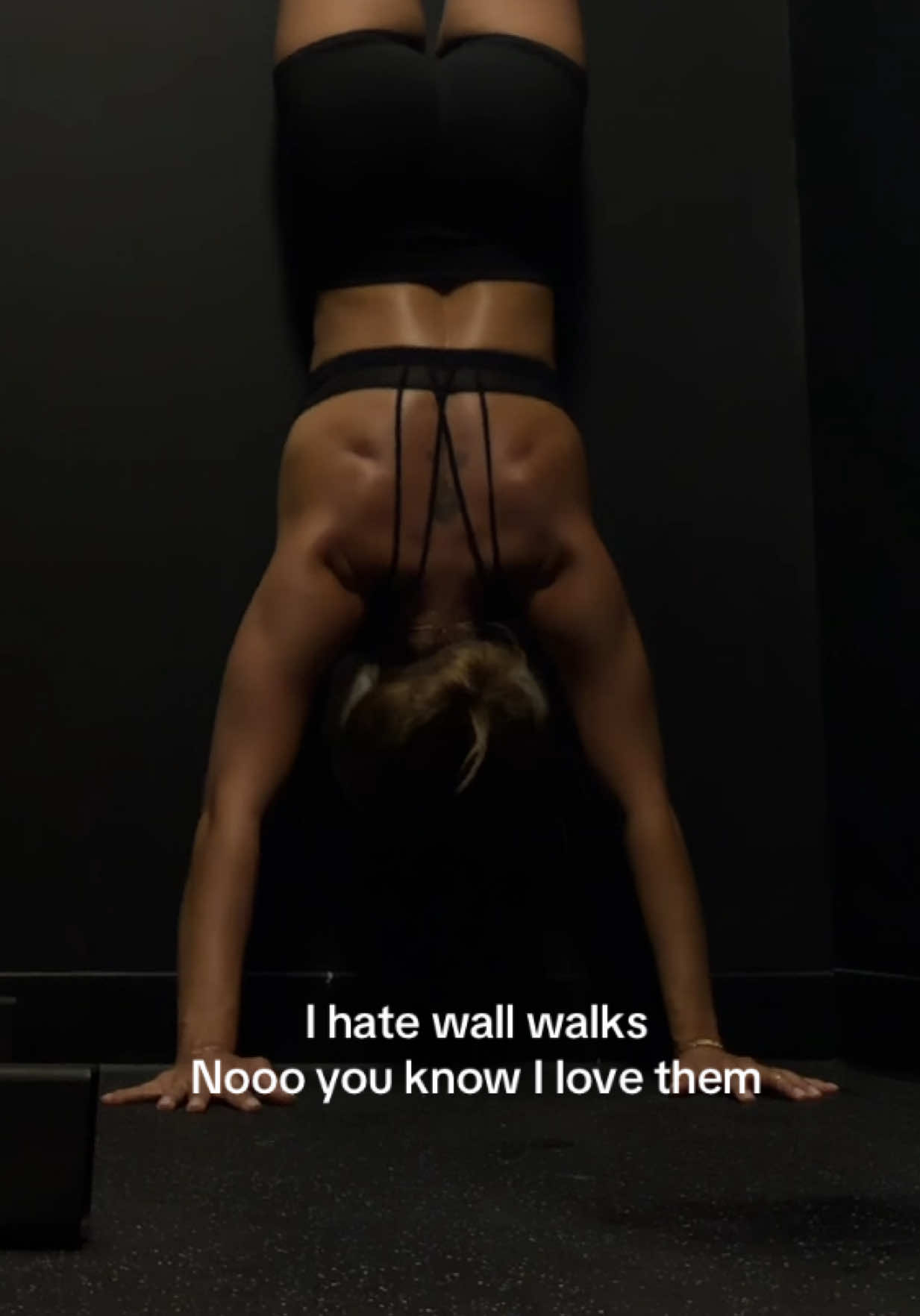 wall walks are my frenemy #wallwalks #crossfit #crossfitopen #athlete #wod @lululemon @Reebok Official @shopvitality