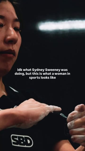 what an insanely weird ad lmao #womeninsport #girlsinsport #powerliftingwomen #girlswhopowerlift #powerlifting