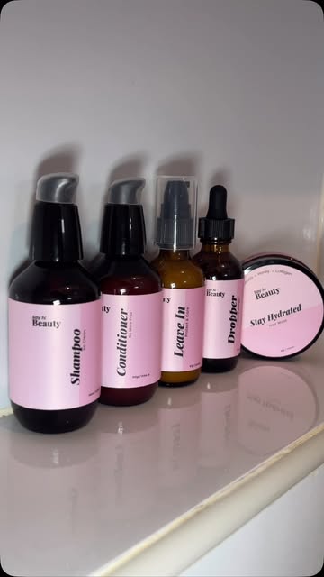 Todo lo que necesito para cuidar mi cabello, en tamaño travel 🧳💕 @sayhibeautyrd 🩷✨ Perfecto para llevarlo conmigo...