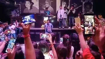Aao kuch yaadein taaza karein😛🥰❤️ I just love this song🥳 Meet&greet 💕 Kis kis ko ye meetup yaad hai? P.S. - I am...